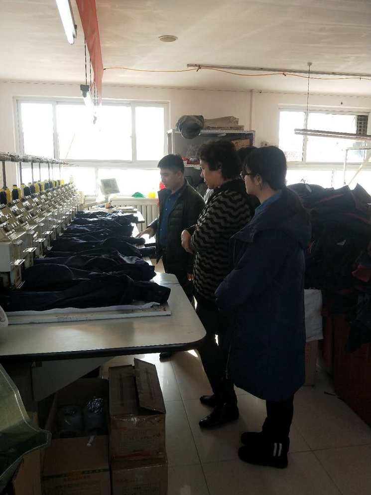 北服老師看電腦繡花機(jī)工作過(guò)程